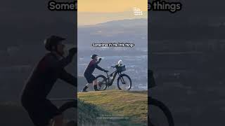 Un cycliste prend des photos de son chien lors d'une balade à vélo, un moment qui fait chaud au cœur
