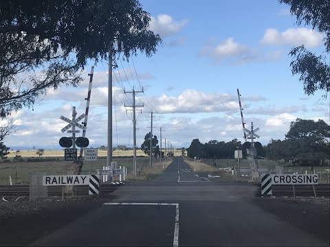 2 FREIGHTERS IN 1 VIDEO! Summerhill Rd Level Crossing, Craigieburn, Victoria!