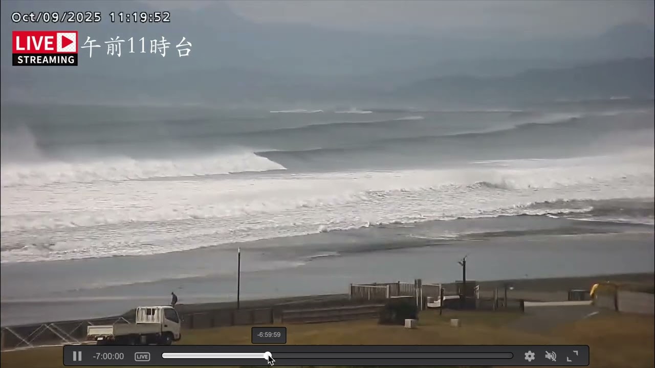 2025年10月9日。台風22号による湘南ビーチの波の様子を時系列で見てみる