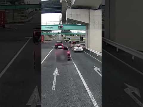 この様なヤツは渋滞の原因になる！