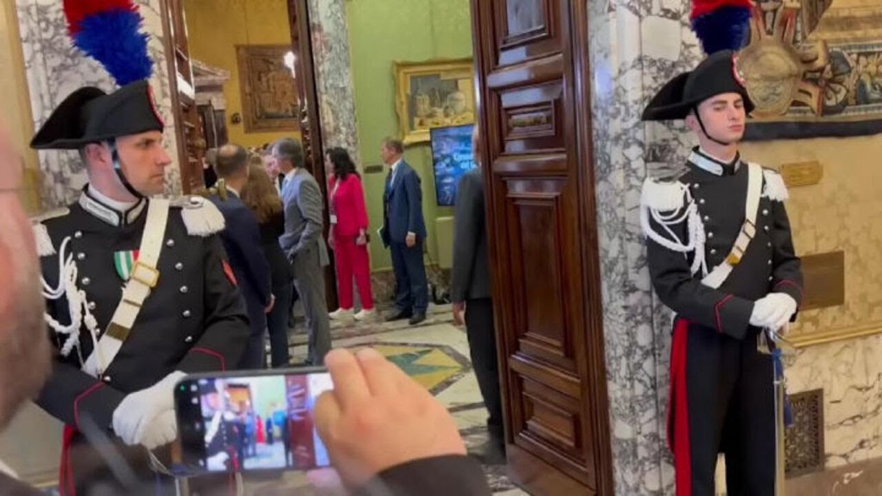 Mario Draghi esce dalla sala di Palazzo Koch dopo la relazione annuale di Bankitalia