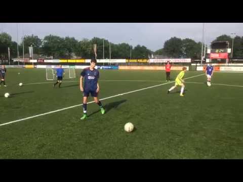 Patrick Loenen traint de JO13