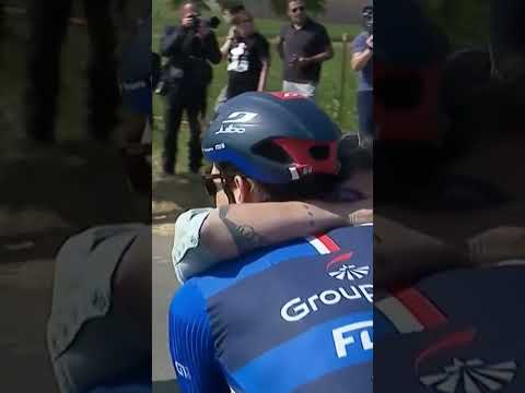 LA MAMMA DI MÄDER ABBRACCIA KÜNG E ALTRI CORRIDORI RINGRAZIANDOLI PER L'OMAGGIO A GINO