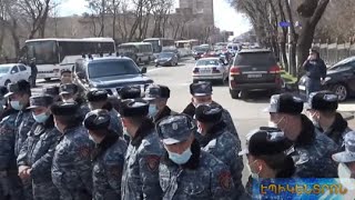 Բախումներ ոստիկանների և ցուցարարների միջև. ինչպե՞ս է վարչապետը մուտք գործում նախագահական
