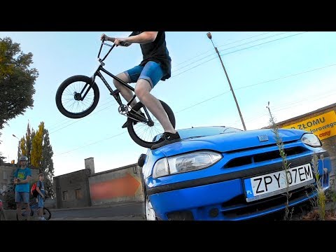 Na BMX'ie skaczą po czyiś samochodach