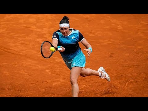 شاهد كيف يستذكر مدرب لاعبة التنس التونسية العالمية أُنس جابر بداياتها؟