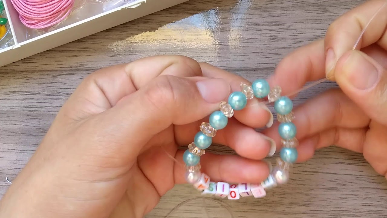 Watch Now Como faço minhas pulseiras com nome Como faço minhas pulseiras com nome