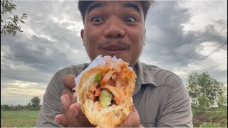 Eating bread and meat  street food_Eat2Eat