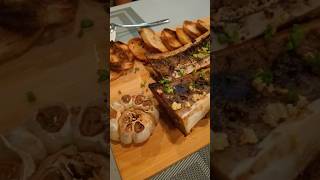 牛骨髄を焼いたの食べた。ヴィエンチャンのメコン河沿いにあるフレンチで