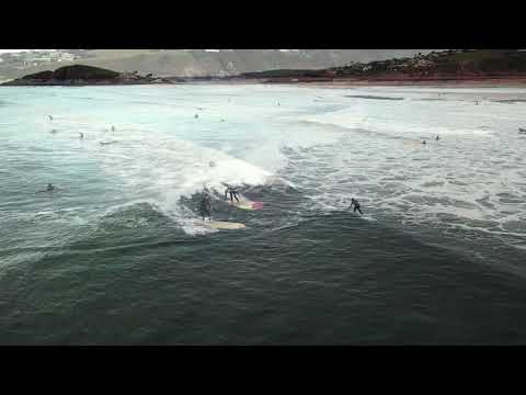 Кадры серфінгістаў у Бантаме, зробленыя беспілотнікам