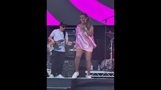 Kathy Sledge - He`s the Greatest Dancer - Sister Sledge - Live  - Boogietown 2025  - Audience Dancer