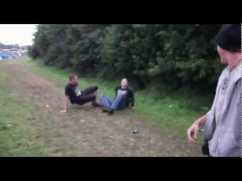 Wacken 2011 - Camping Area A - Fallschirm-mann lernt fliegen