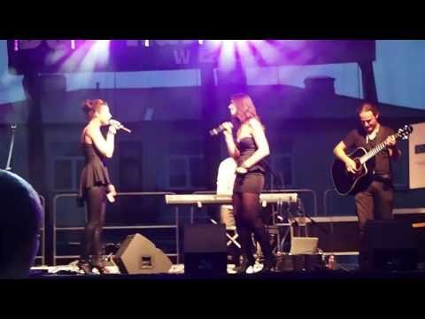 Anay and Ettexor singing Beneath your Beautiful - live