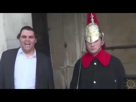 •Granadero se ríe•