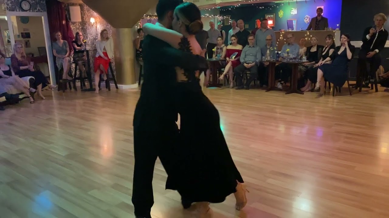 Juan Vargas y Ornella Simonetto 01 en Helsinki - copas amigos y besos, Aníbal Troilo y Marino