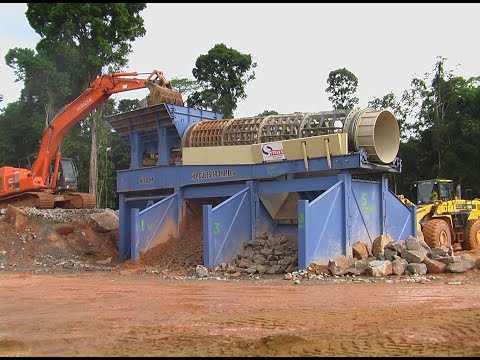 Hercules HT182M Heavy duty mobile trommel in operation