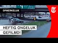 Bestuurder veroorzaakt bizarre crash (en rijdt door)