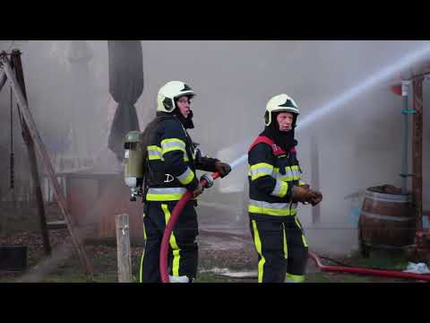 Uitslaande brand bij zorgboerderij in Vlijmen, rook trekt over A59