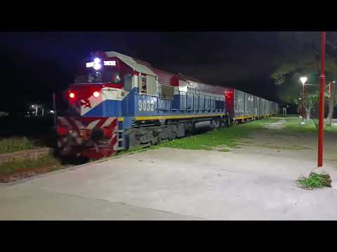 Gt-22 (9032) con un Tren Cargado de N.C.A a su pasó por "Estación Forres" en plena noche 🚂🌃⛈️ 