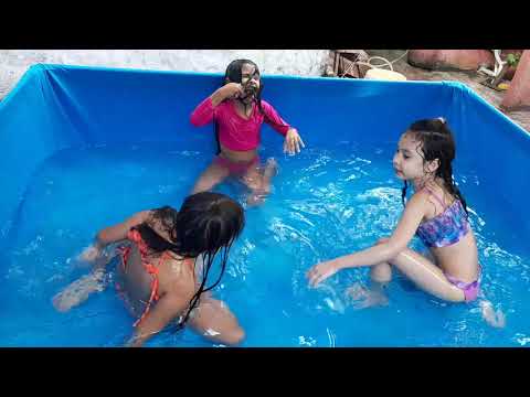dia de piscina com a prima e amiga