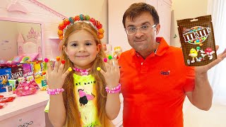 Download lagu Diana and Dad Pretend Play Candy salon... mp3
