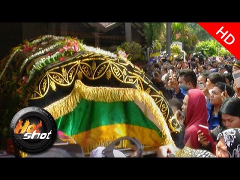 Lautan Manusia Antar Jenazah Alm Olga Syahputra - HotShot