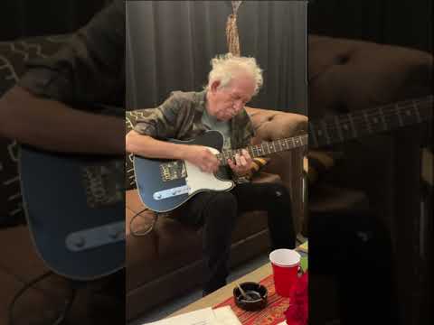 Keith Richards plays Before They Make Me Run backstage before the show in Minneapolis