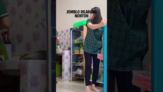 Download lagu JOMBLO DILARANG NONTON #shorts #suamiistri #couple #lucu #ngakak #baper mp3