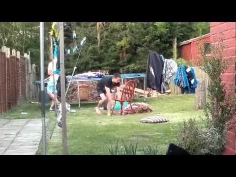 Baieti din badeuti la londra - accident funny