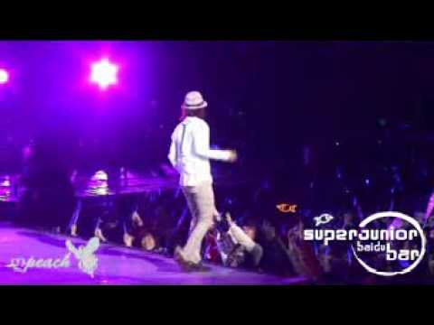 Donghae - Beautiful (Hae almost fall from stage!) - 091212 Super Show 2 Nanjing