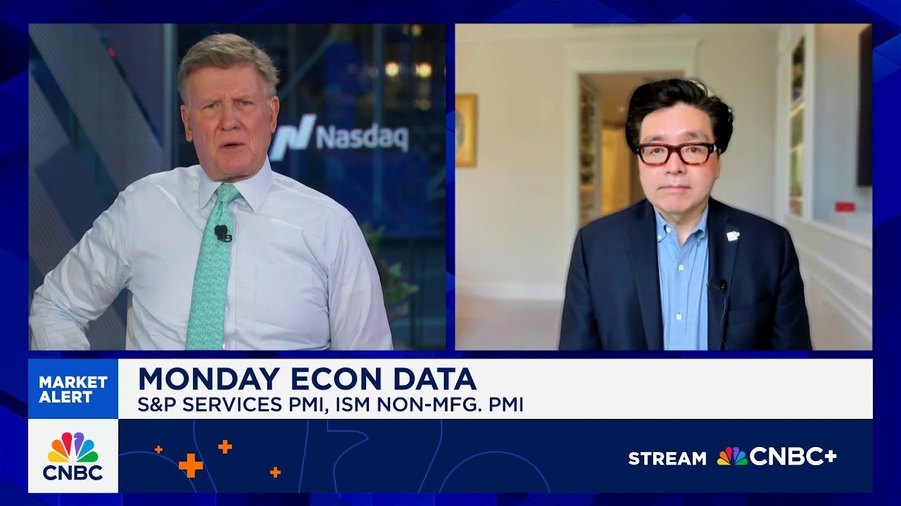 Bitcoin is telling us the S&P should recover in the near-term, says Fundstrat's Tom Lee