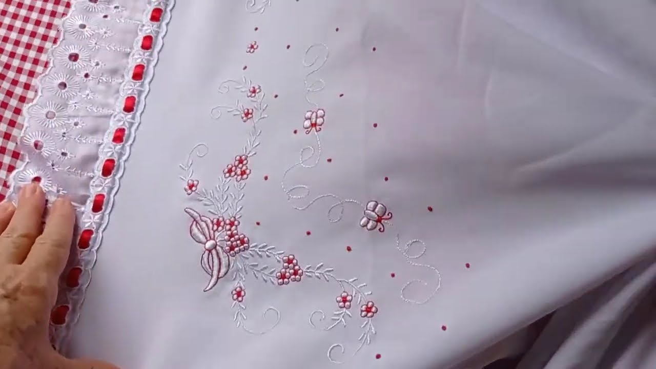 Toalha de rosto, ela pode ser sua, veja como é fácil bordar branco com vermelho