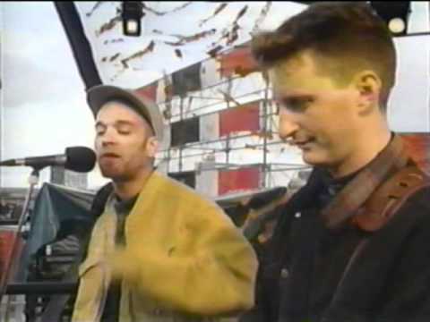 Natalie Merchant, Michael Stipe & Billy Bragg - Hello In There