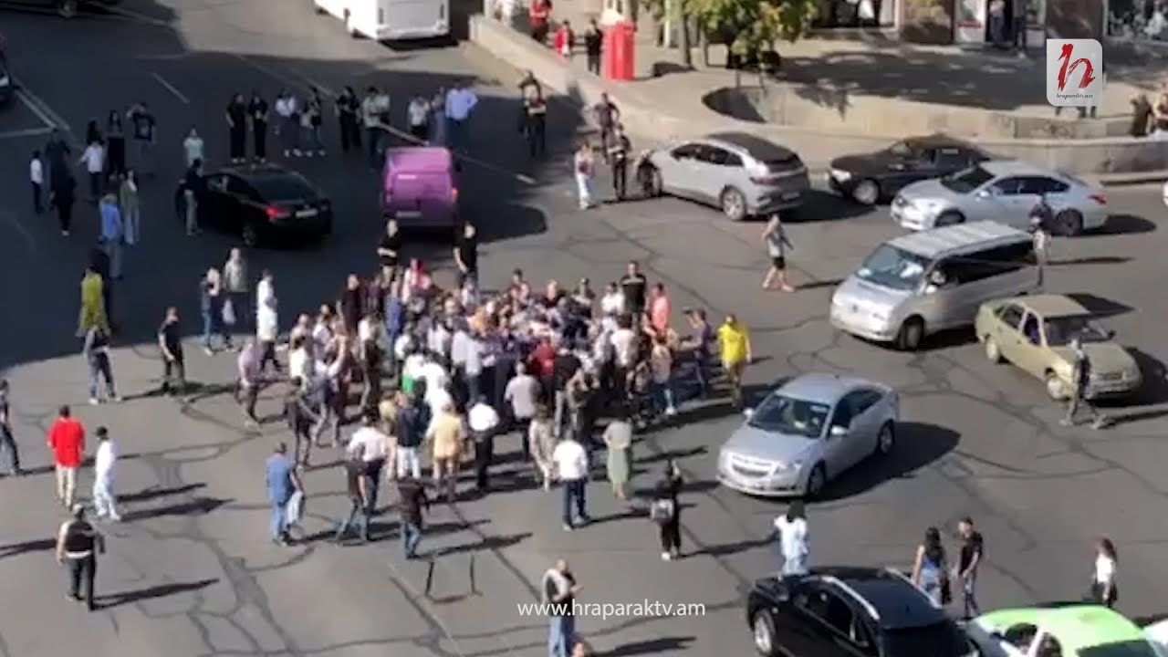 Վարորդը ավտոմեքենան քշում է ցուցարարների վրա