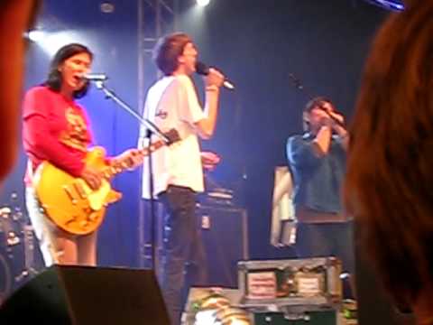 Deerhunter + Breeders play The Amps' "Bragging Party" Live at ATP Minehead 2009 (part)