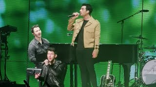 When You Look Me In The Eyes - Jonas Brothers (live)