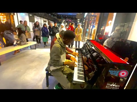Shoppers Get Stunned By The Boogie Woogie