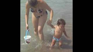 Con mami luchando con las olas