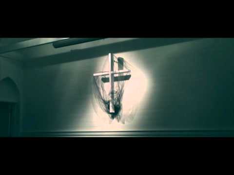 Changing the veil on the cross on Maundy Thursday | Cambiando el velo de la cruz el Jueves Santo