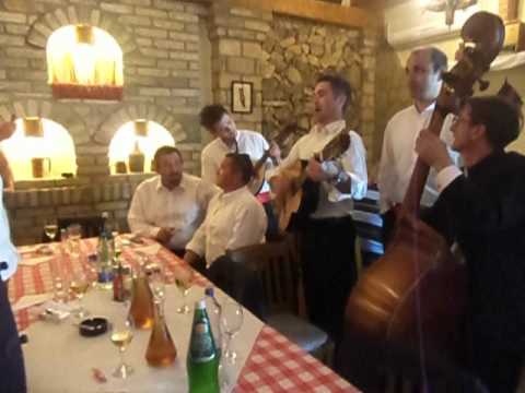 Klapa "Geta" iz Orebića u konobi "Tinel" u Subotici, april 2012. - "Sveti Roko...".AVI