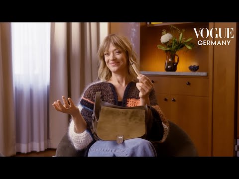 Heike Makatsch öffnet ihre Tasche – mit Tarotkarten und Gua Sha | In the Bag | VOGUE Germany