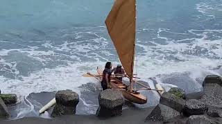 長濱漁港旁2風帆翻覆 5人緊捉船側獲救