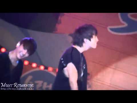 [FANCAM] SHINee Key dropped the mic & cute Jonghyun - Hello