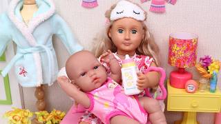 Download lagu Baby Doll is Crying! Mama Doll takes good care of her! mp3