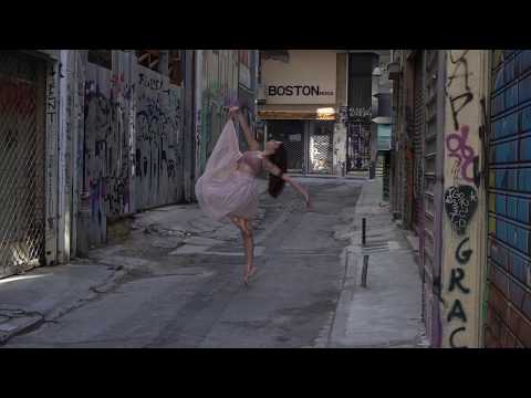 Η Λία Σιδήρογλου στο παραδοσιακό κέντρο της Αθήνας