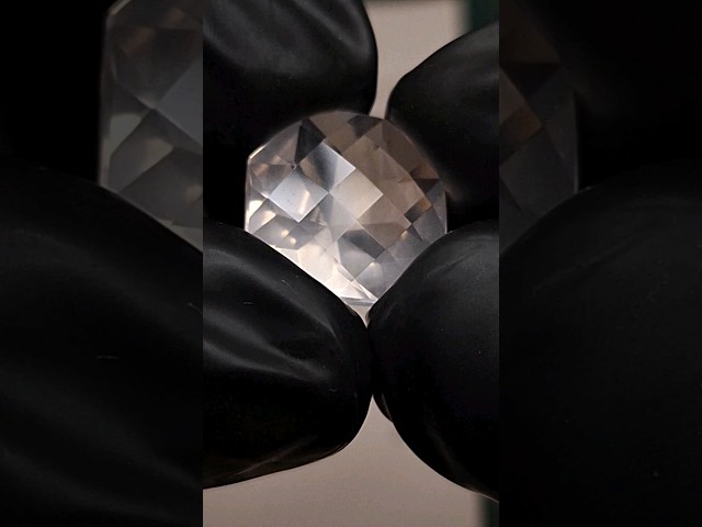 حجر روز كوارتز (در) طبيعي بشهدة مختبر