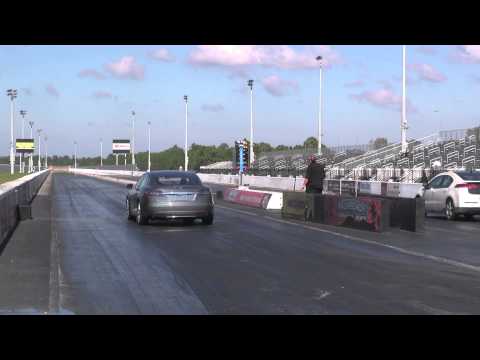 Tesla Model S Performance vs Chevrolet Volt Drag Racing 1/4 Mile