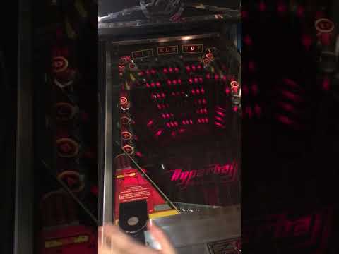 Flippermuzeum: Multi-ball pinball machine in action