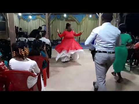 Praise Dance op  Deng Teng Pasa door Lorenzo Amoelibi & Giora Sempai