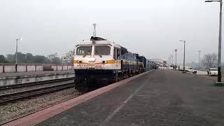 preview picture of video 'HWH TO DBRG 15959 KAMRUP EXPRESS @ Dhupguri stn'